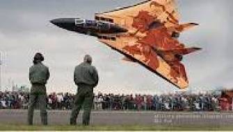 بالفيديو و الصوت شاهد طائرات حربية تطير على مسافة قريبة جدا من الأرض و ترعب الموجودين