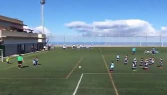 بالفيديو طفل يسجل هدف والمفاجأة تاتي بطريقة الاحتفال العجيبة