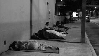 توقيف 5 أشخاص إثر إزالة مخيم للمشردين