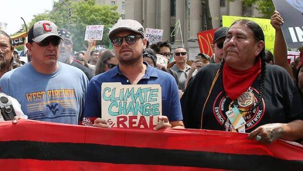 دي كابريو يقود مظاهرات ضد ترامب بسبب المناخ