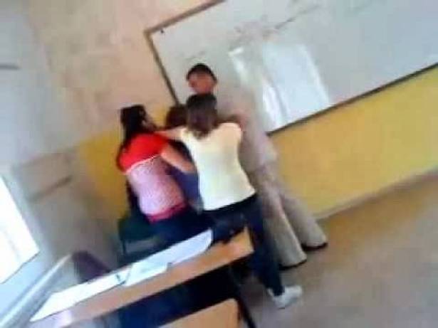 فتاة تمارس الجنس مع 15 شاب في مرحاض المدرسة وينتشر الفيديو.
